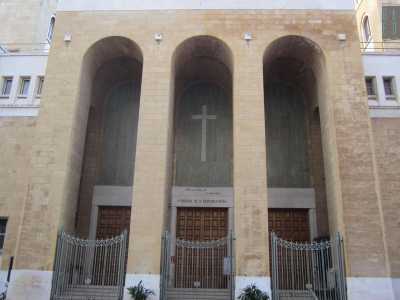 Usciamo da Santa Croce per avviarci in via Sparano, dove nella chiesa di San Ferdinando, una delle pi� antiche della Bari �nuova�, si trovano altri importanti opere